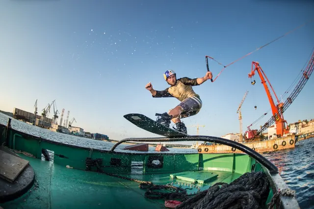 Wake crane session, Pula harbour